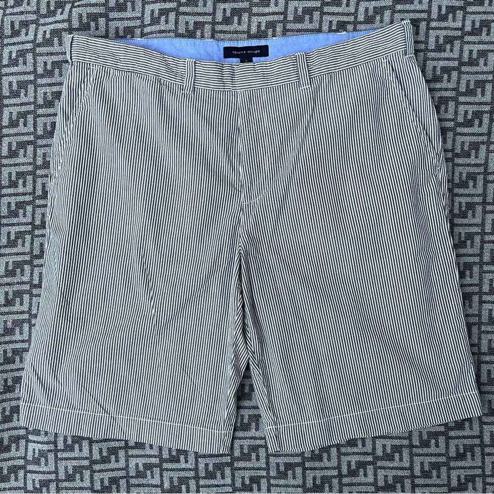 TOMMY HILFIGER Seersucker Casual Flat Front Shorts - Warm Charcoal & White - 36